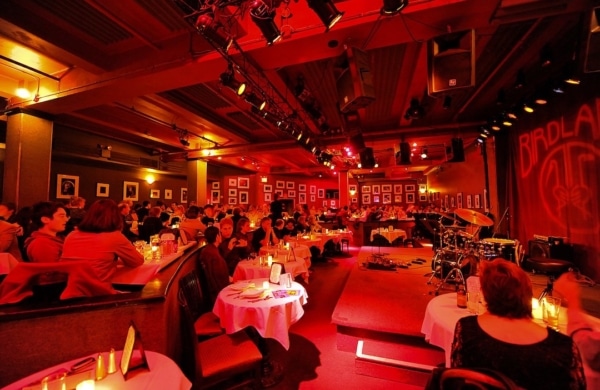 Intérieur du club de jazz Birdland à New York