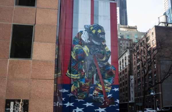 Peinture d'un pompier à genou après les attentats du 11 septembre de Eduardo Kobra à New York