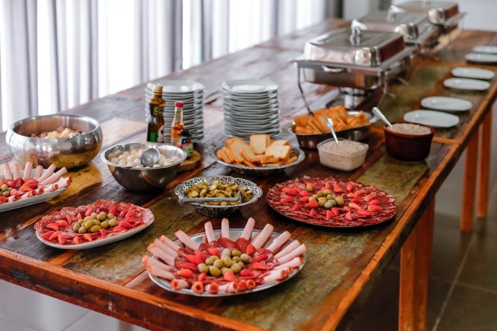 Buffet à volonté avec des assiettes variées : jambon, fruits, pain...