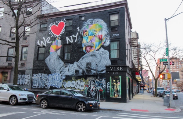 Fresque d'Einstein qui tire la langue d'Eduardo Kobra à New York