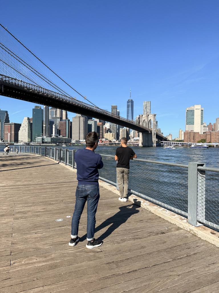 Plateforme en bois sous le pont de Brooklyn