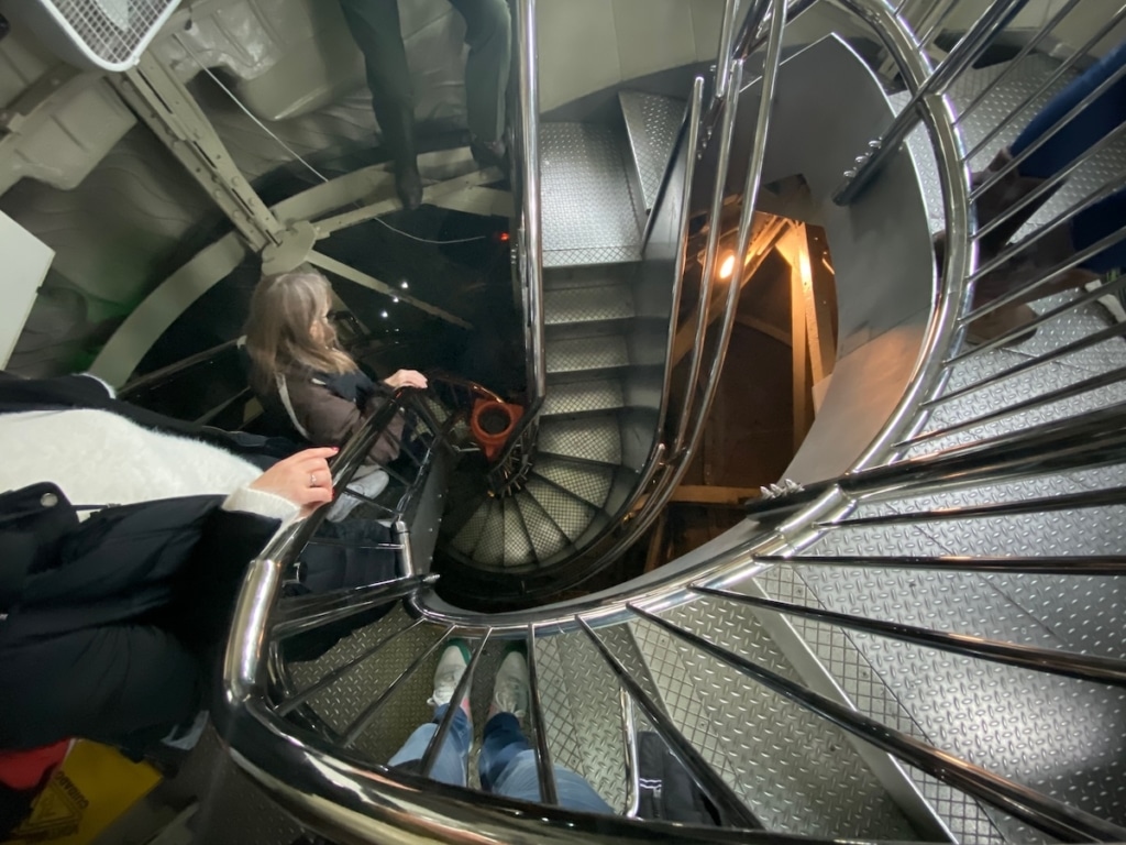 Vue du haut des escaliers en colimaçon à l'intérieur de la couronne de la Statue de la Liberté