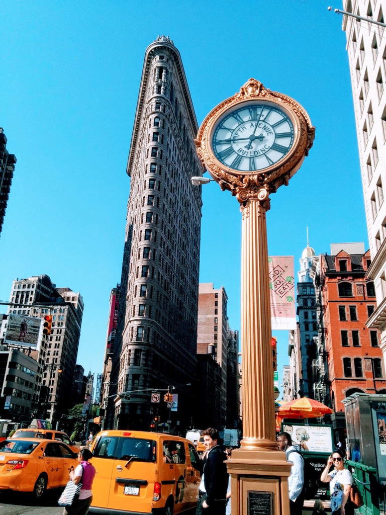 Vue emblématique du Flatiron Building à New York, un symbole de l'architecture historique