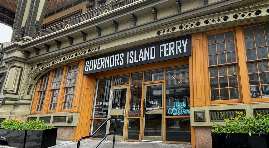 Terminal de ferry pour Governors Island à New York