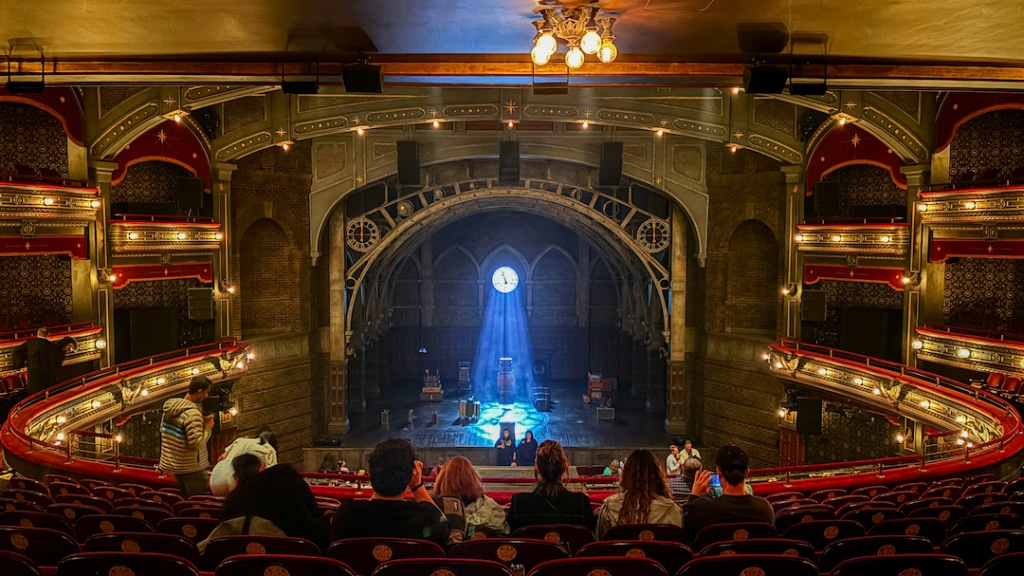 Vue depuis le niveau Dress Circle dans le Lyric Theatre à New York