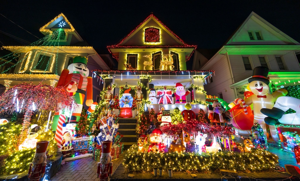 Quartier de New York maisons illuminées à Noël