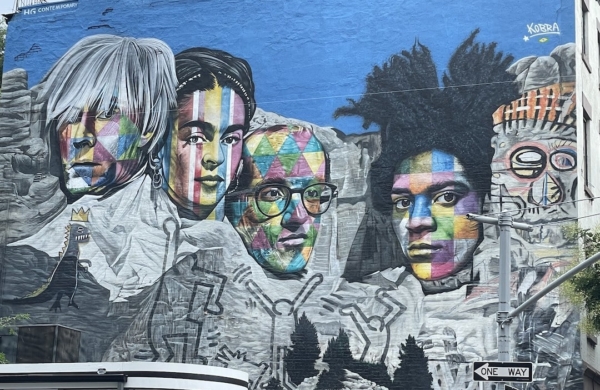 Fresque représentant Mount Rushmore avec 4 artistes remplacant les visages des présidents d'Eduardo Kobra à New York