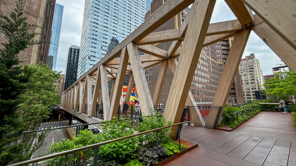 Passerelle en bois sur la High Line à New York