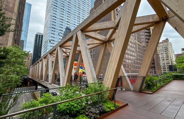 Passerelle en bois sur la High Line à New York