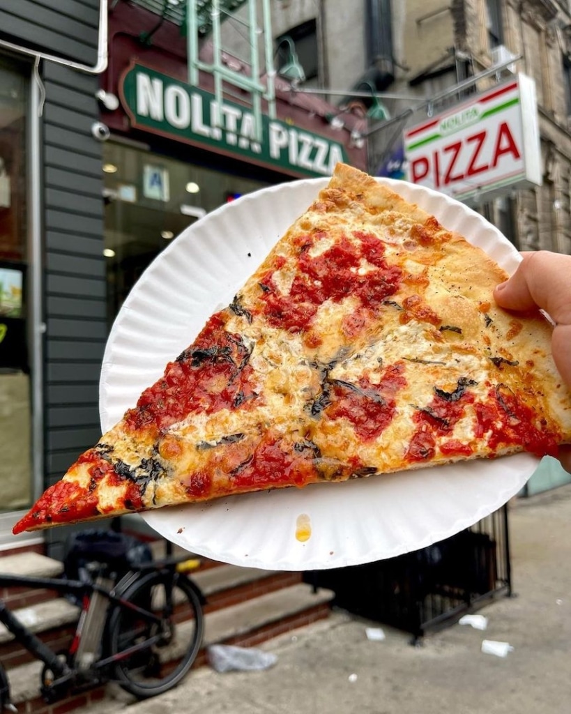 Part de pizza devant le restaurant Nolita Pizza à New York