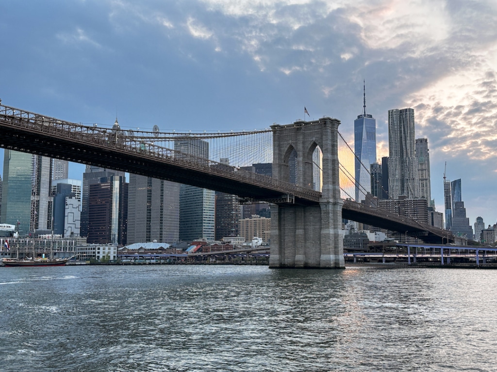 Pont de Brooklyn avec la skyline de Manhattan derrière