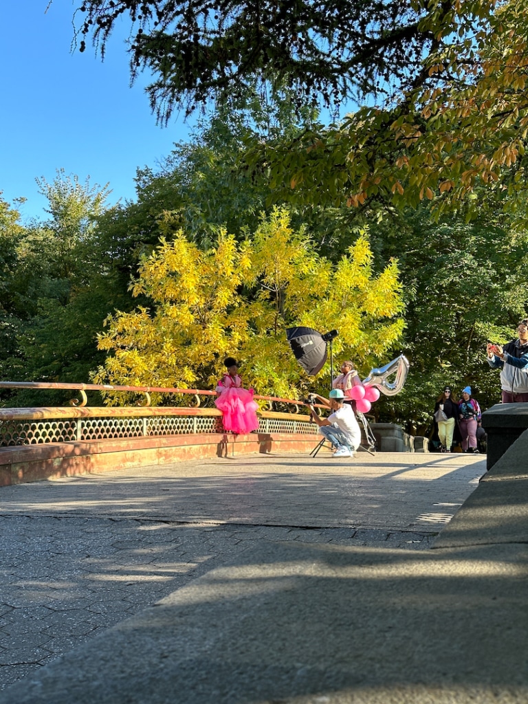 Pont avec une séance photo qui s'y déroule à Prospect Park