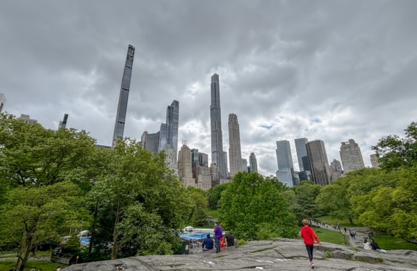 Vue sur skyline au sud de Central Park depuis les rochers