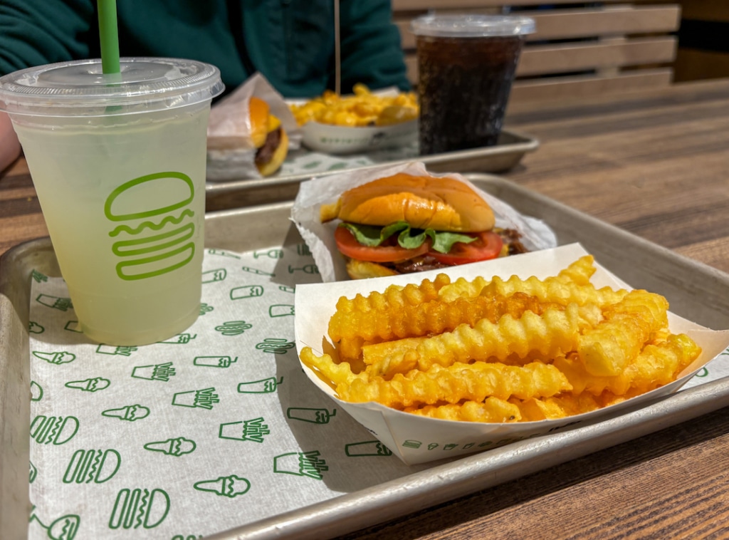 Shake Shack avec burger, frites et boissons