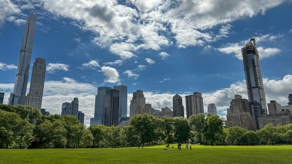 Sheep Meadow avec la skyline sud de Central Park en arrière plan