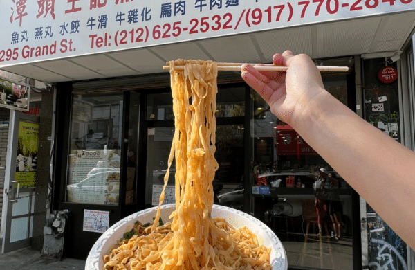 Nouilles asiatiques devant le restaurant Shu Jiao Fu Zhou à New York