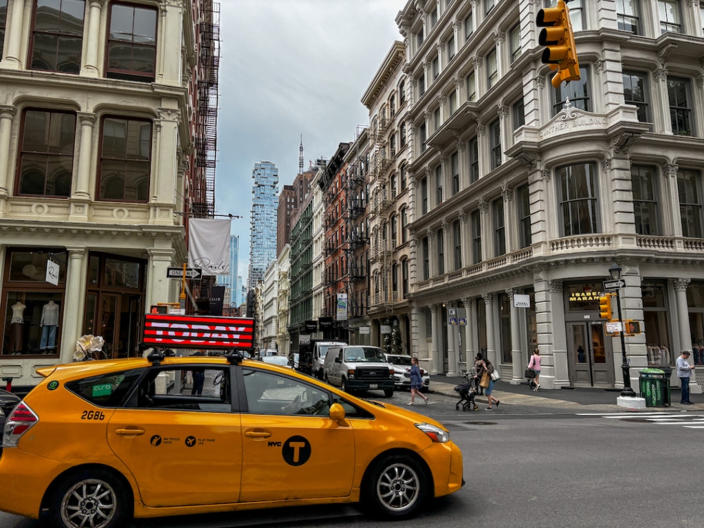 Rues de SoHo avec un taxi jaune en premier plan