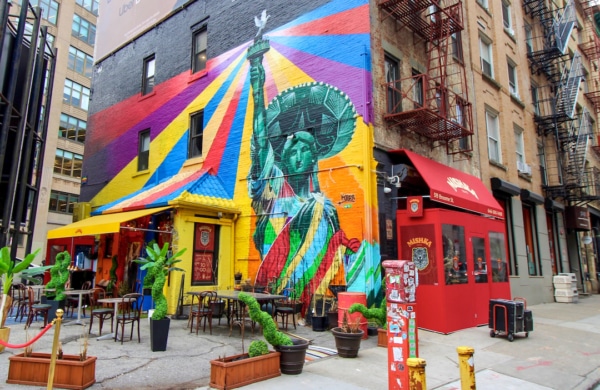 Fresque colorée de la Statue de la Liberté avec un sombrero d'Eduardo Kobra à New York