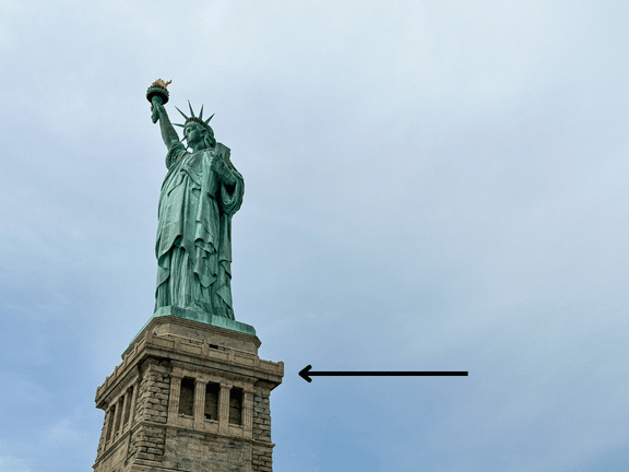 Flèche indiquant le piédestal de la Statue de la Liberté