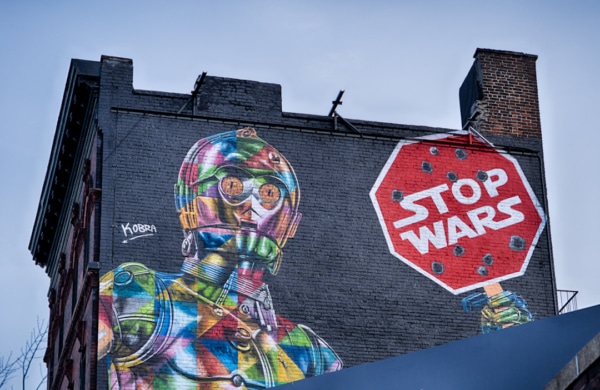 Fresque Stop Wars avec robot Star Wars d'Eduardo Kobra à New York