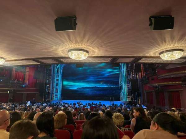 Vue depuis le fond de la zone orchestre dans le Broadway Theatre