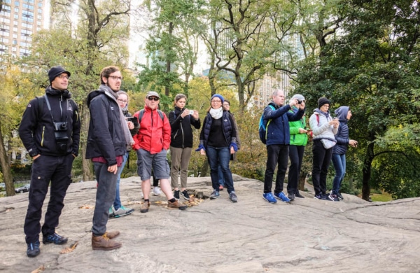 Personnes visitant Central Park avec un guide