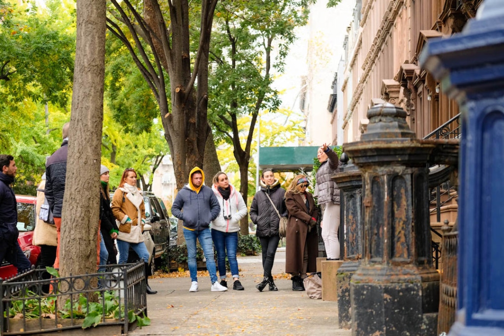 Personnes suivant une visite guidée dans le quartier de Harlem à New York