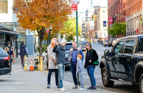 Personnes suivant une visite guidée à New York