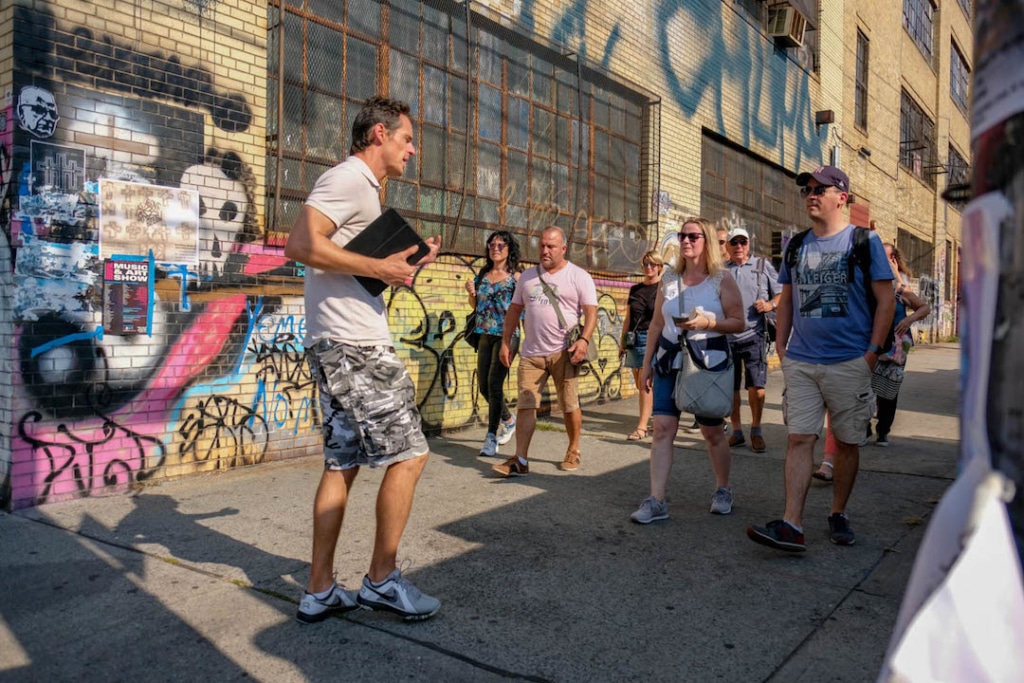 Personnes suivant une visite guidée à New York