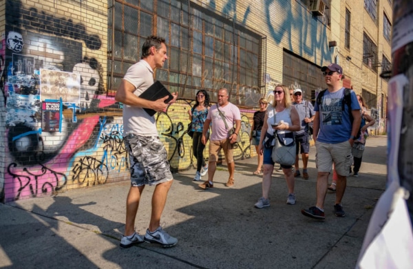 Personnes suivant une visite guidée à New York