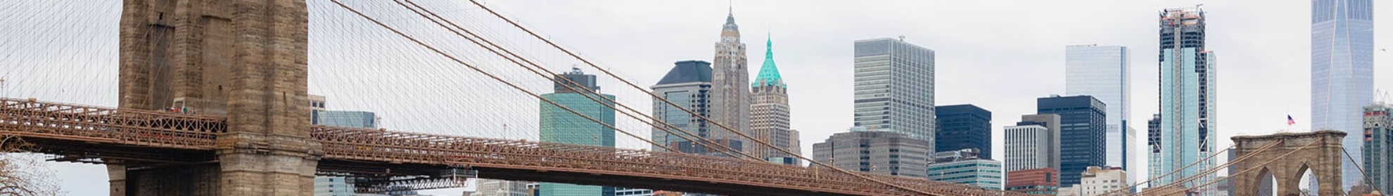 Vue spectaculaire depuis le pont de Brooklyn, reliant Manhattan à Brooklyn avec son architecture emblématique