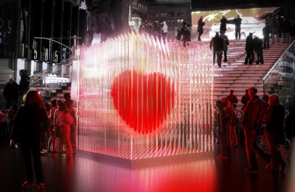 La magie de la Saint-Valentin à Times Square à New York, où les lumières scintillantes et l'atmosphère romantique créent une ambiance inoubliable pour les amoureux