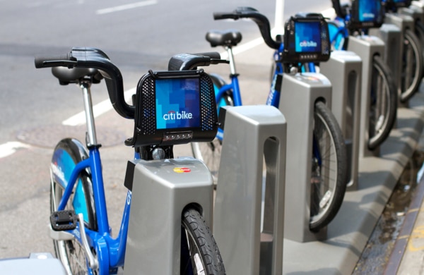 New York à vélo avec le service de vélos en libre-service Citi Bike, une façon pratique et écologique de se déplacer.