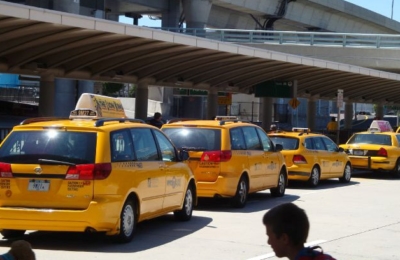 Taxis jaunes à l'aéroport