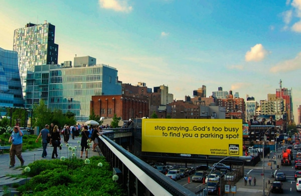 Promenade le long de la High Line à New York, offrant une vue panoramique de la ville.