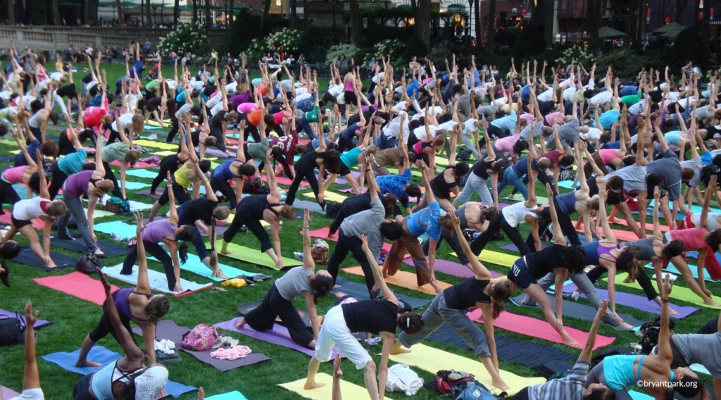 Cours de yoga à Bryant Park à New York