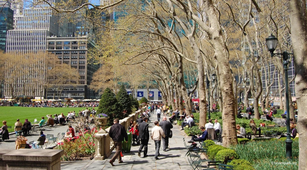 Personnes se promenant à Bryant Park à New York