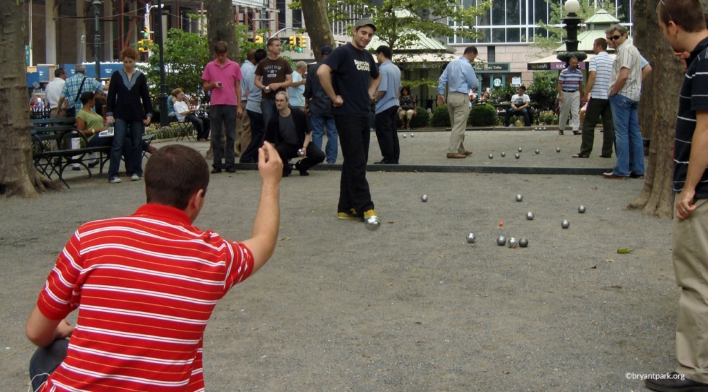 Personnes jouant à la pétanque à Bryant Park à New York