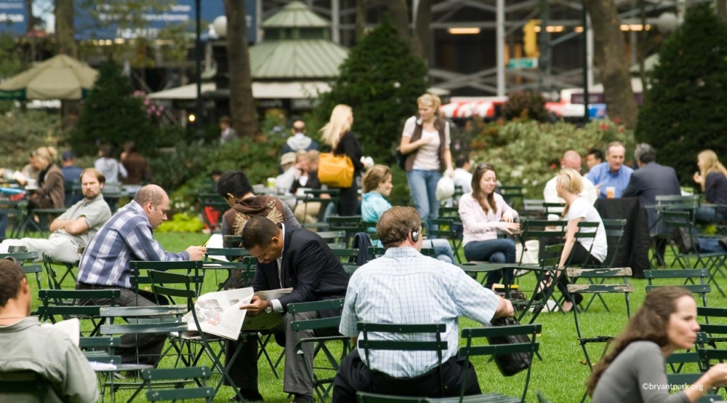 Personnes en train de lire à Bryant Park à New York