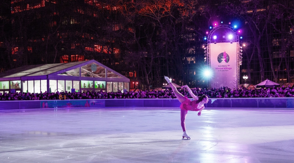 Patineuse sur la patinoire de Bryant Park à New York