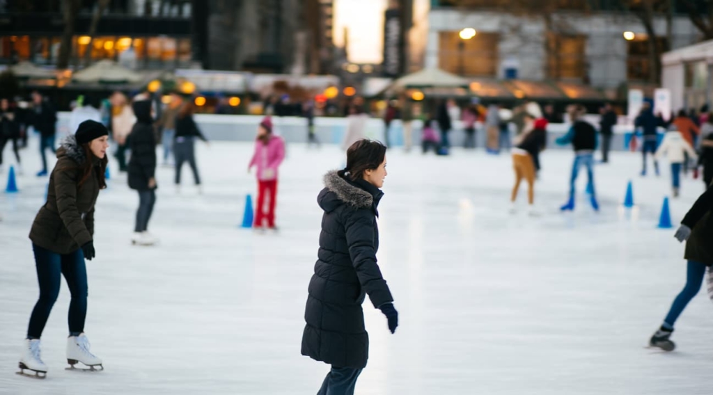 Personnes en train de patiner à Bryant Park à New York