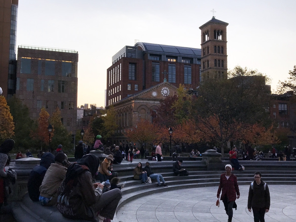 Des personnes assis dans le Washington Square Park