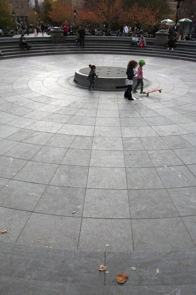 Des enfants qui jouent sur la place du Washington Square Park