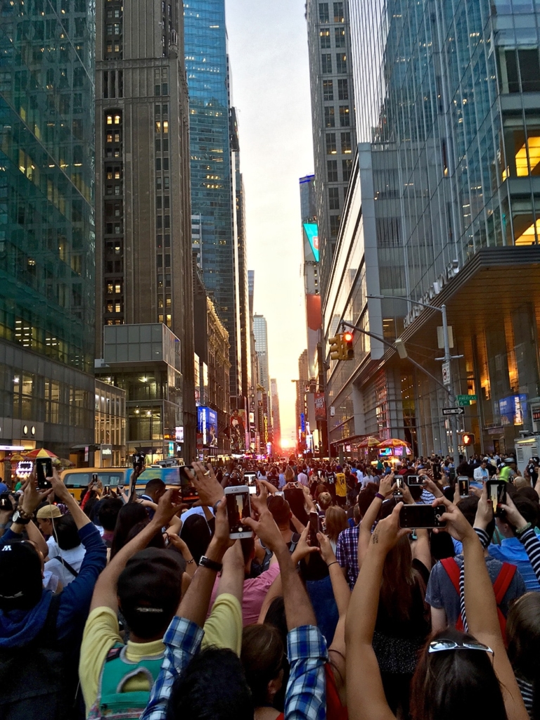 Une multitude de touristes pour voir le Manhattanhenge New York