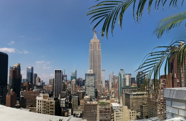 Vue panoramique depuis le rooftop 230 Fifth, offrant une vue imprenable sur la skyline de New York