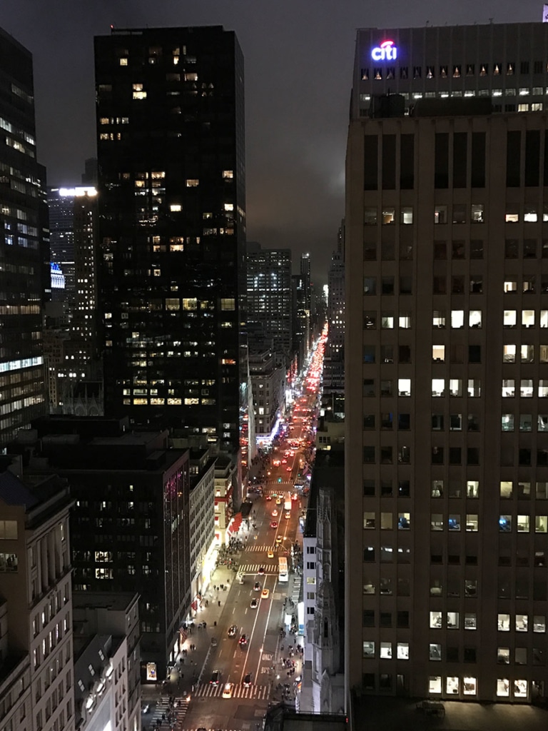 Vue de la 5ème avenue d'un rooftop à New York