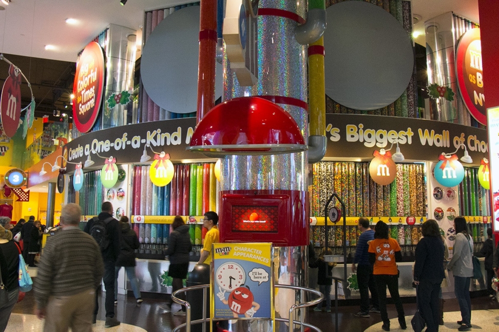 Les tubes géants remplis de M&M's au M&M's World de New York