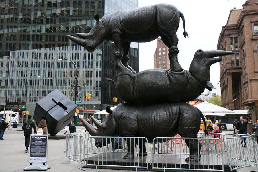 Statues de trois rhinocéros les uns sur les autres à New York