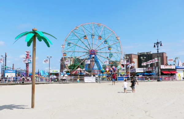 Plage et attractions sur Coney Island NYC