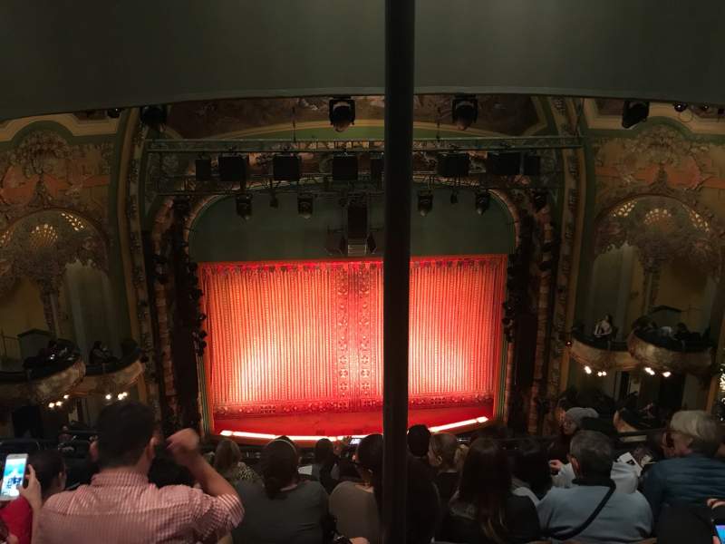 Vue devant le poteau au New Amsterdam Theatre New York